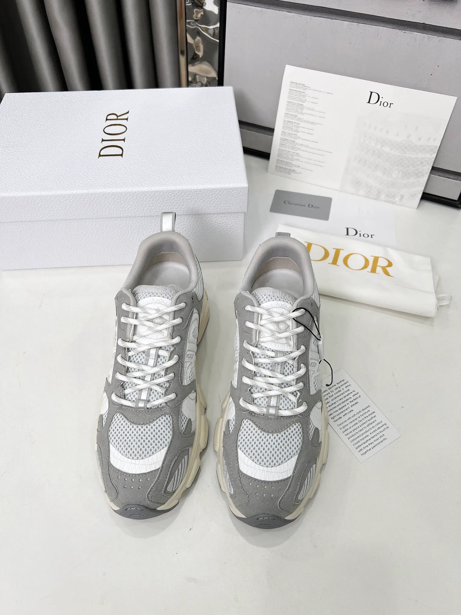 P560🐮🐮The official website of Dijia's new colors has been updated simultaneously [Celebration] This Dior Vibe sneaker incorporates Dior's high-end spirit and reinterprets classic running shoes. White mesh fabric features an Oblique print and is paired with laminated leather-effect panels in gold and silver tones for a contrasting look. It is further embellished with classic details such as 3D effect details, the lucky star symbol on the rear, and the logo on the tongue and rear pull tab. The lightweight sole is embellished with gray stars, complementing a variety of casual or elegant pieces for a modern look. Size: Women’s size 35-41 (35/42 can be customized) Men’s size 40-46 (39/46 can be customized)